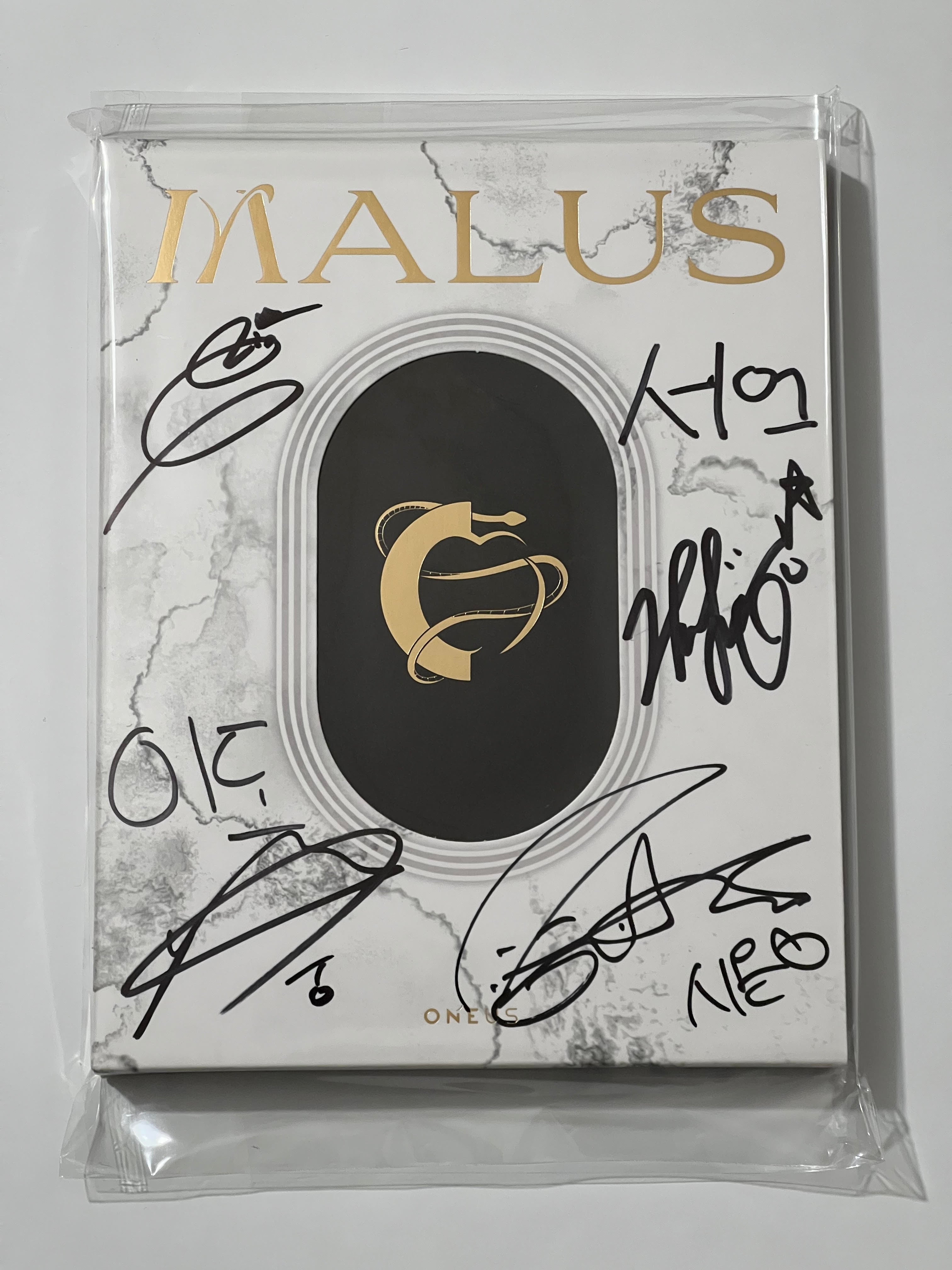 Oneus Malus deals Kwan Woong Signed Album