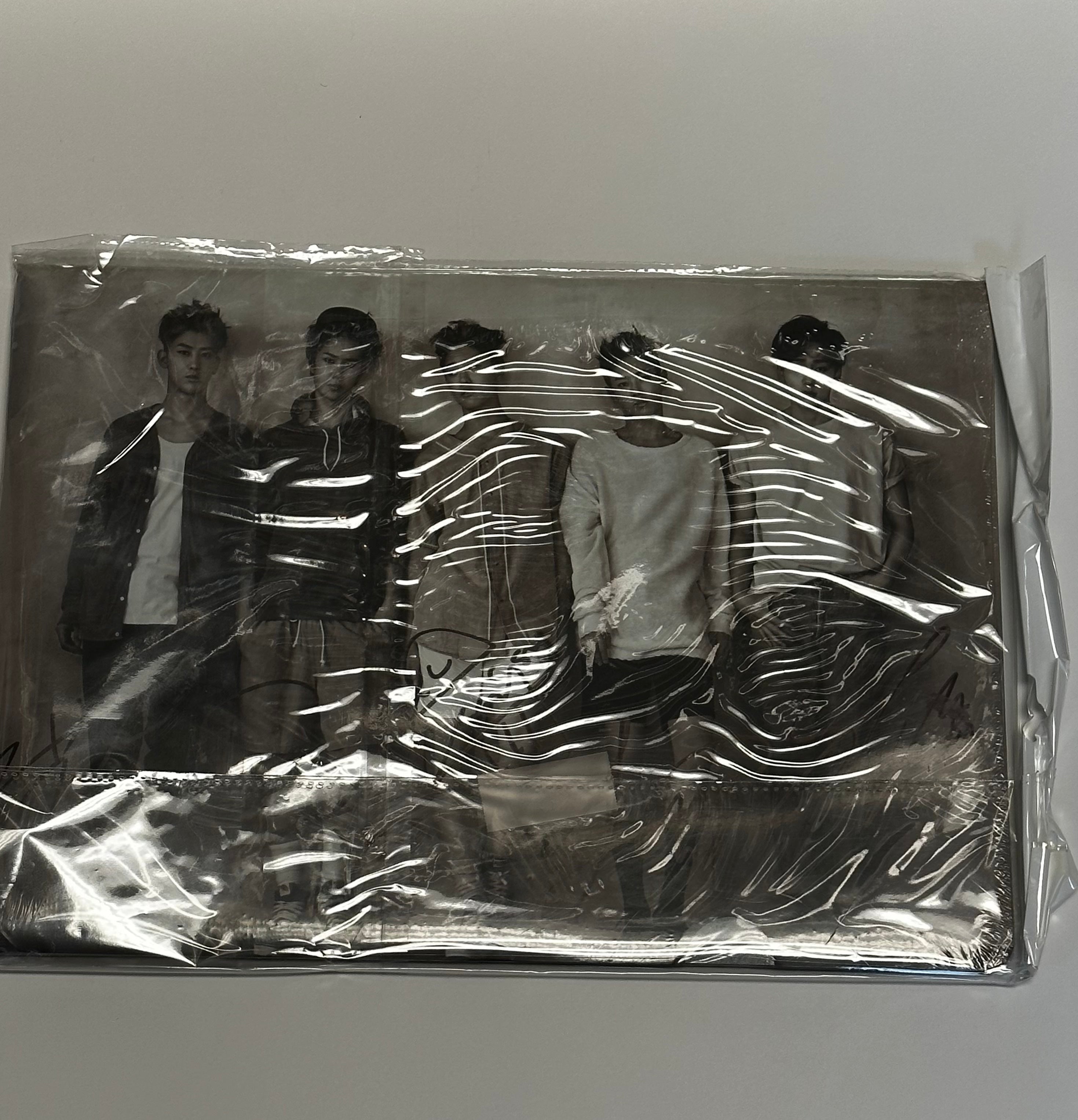 UNIQ デビュー1周年記念写真集　イボ　トレカ IS:SUE デビュー1周年記念！《限定セルカトレカ》プレゼント
